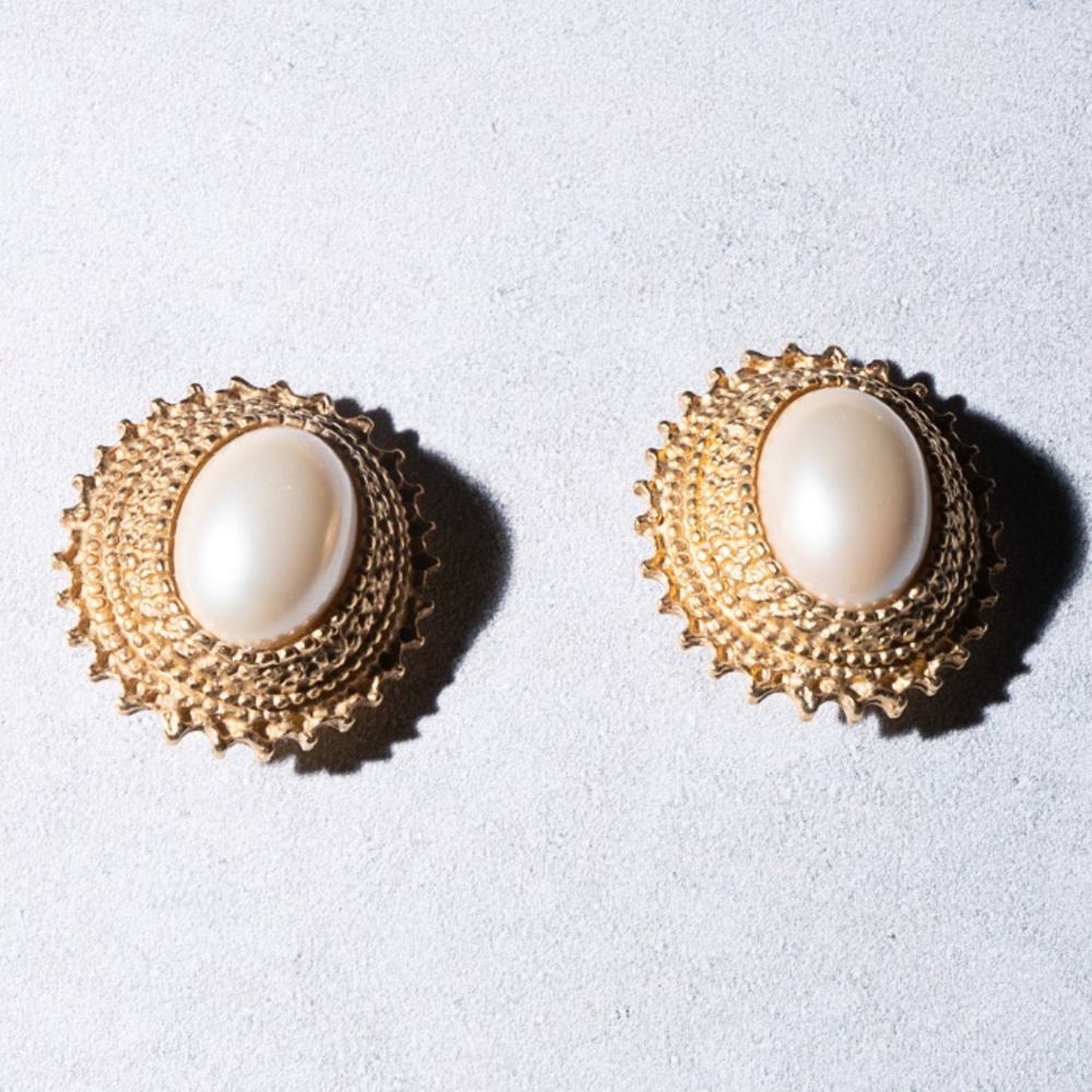 Vintage 80s Costume Jewelry Gold with Pearl Clip On Earrings Princess Di Style